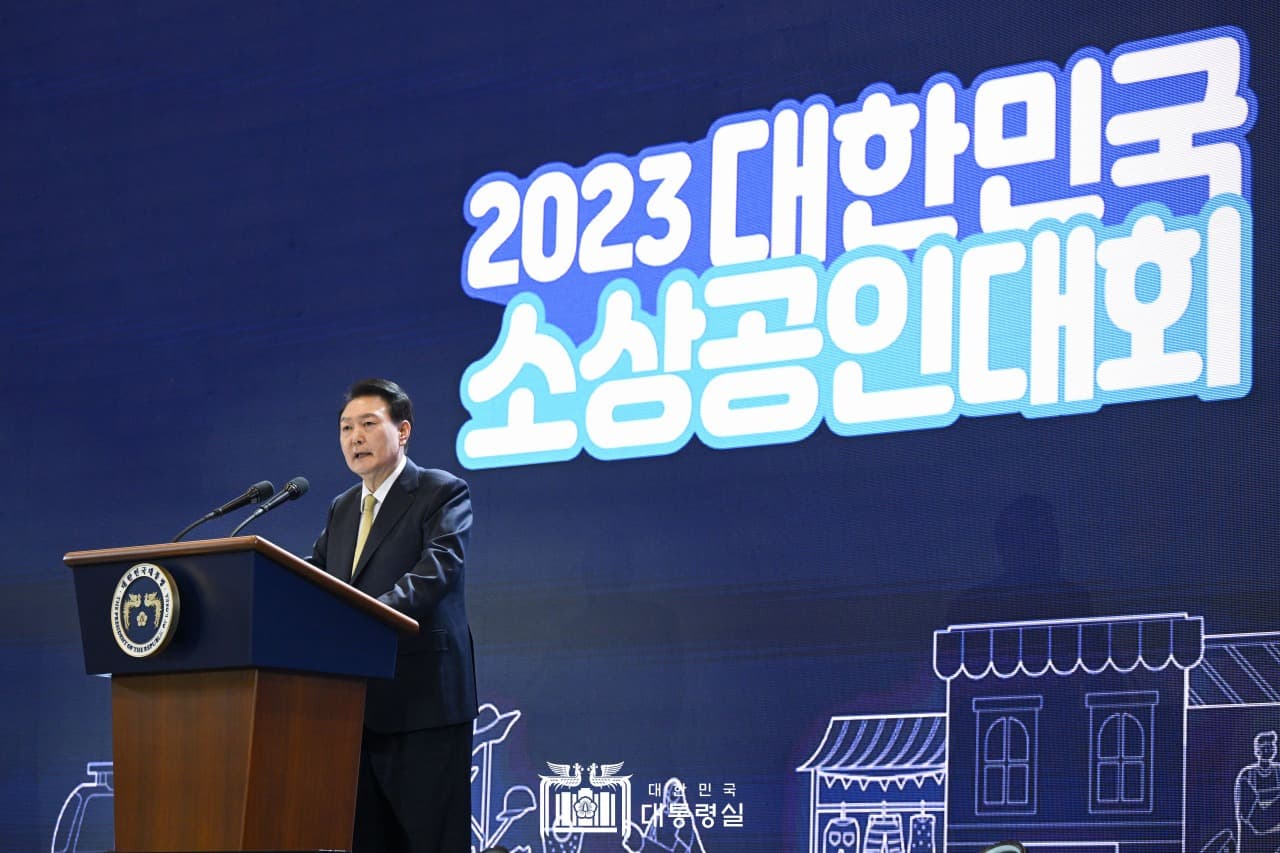 대통령 “소상공인 저리융자 자금, 내년 예산에 4조 원 반영”