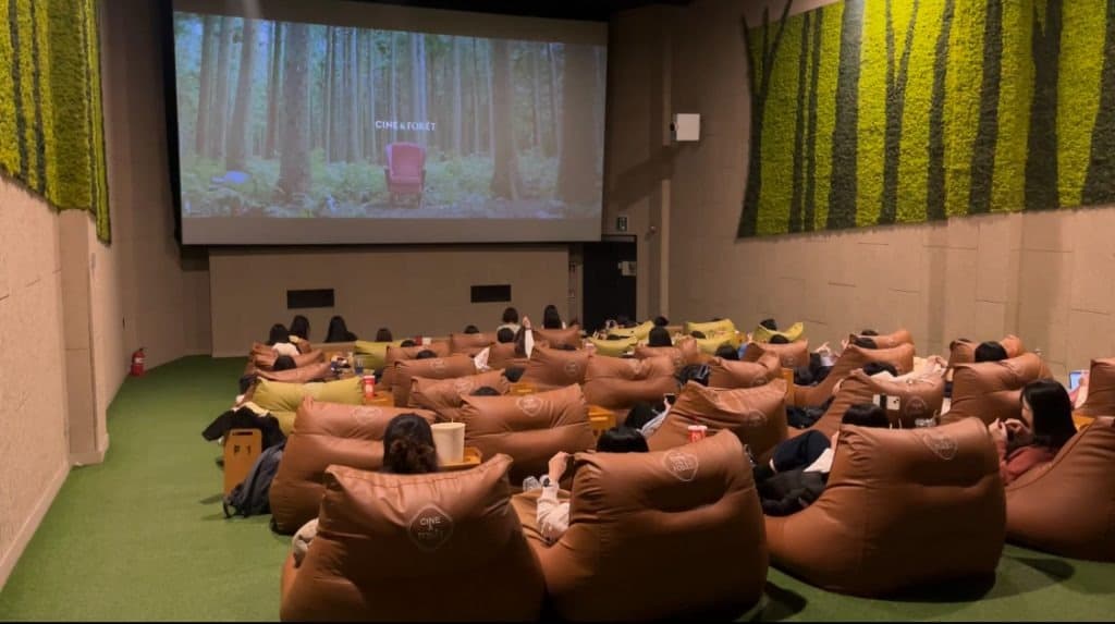 “영화도 보고 뜨개질도 하고”…CGV, ‘뜨개상영회’ 정기 진행