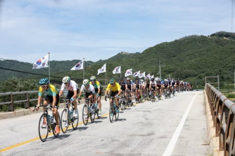 뚜르드 DMZ 2018, 카자흐스탄 에브게니 페도로프 구간 우승… 개인종합 선두·산악왕까지 모두 휩쓸어