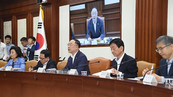 홍남기 부총리 “100개 전략 소재·부품 집중투자…5년내 공급 안정”