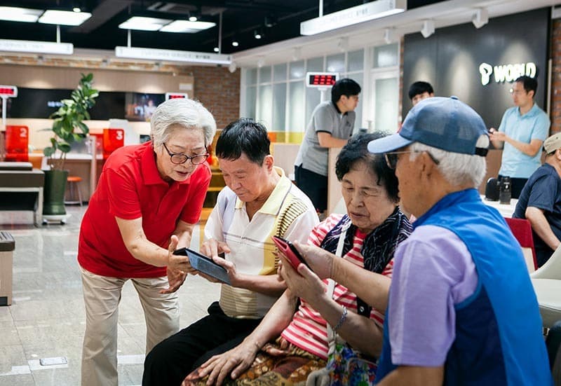 T월드 매장에 ‘어르신 스마트폰 강사’ 떴다