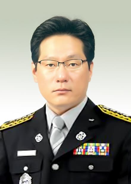 LG, 안성 화재 현장서 순직한 故 석원호 소방위에게 'LG 의인상' 수여, 1억원 전달