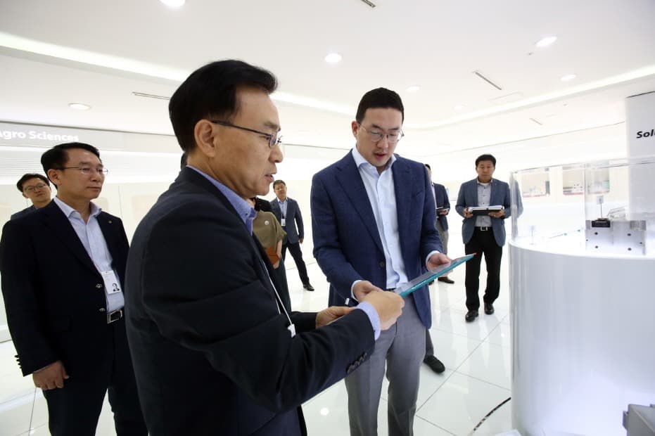 LG, 구광모 LG 대표, 미래 소재·부품 개발 현황 살피기 위해 대전 LG화학 기술연구원 방문