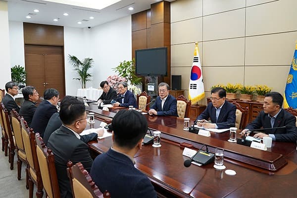 문재인 대통령, “민관 총력 대응”위해 감염병 전문가와 간담회