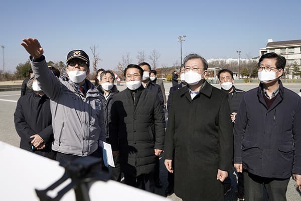 문재인 대통령 “신종 코로나 충분히 극복…경제활동 위축되지 말아야”