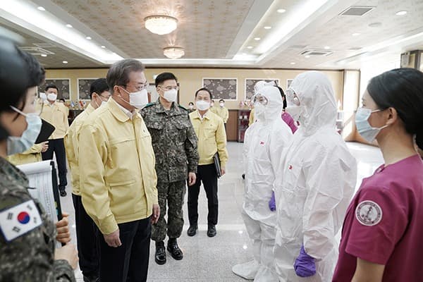 문재인 대통령 ‘대구 투입’ 신임 간호장교들에 “헌신 잊지않겠다”