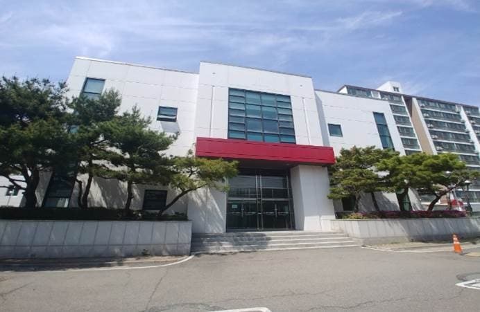 LG, 구미 기숙사와 울진 연수원 등 550실 규모 시설, 생활치료센터로 제공한다.