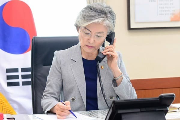 강경화 외교, 입국제한국 장관과 연일 통화…“과도한 조치 철회요청”