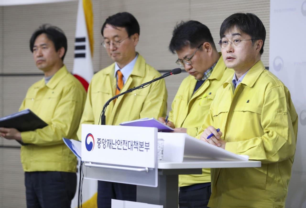 코로나19 격리치료 환자 첫 감소…확진자 조기발견과 국민 참여·협력 덕분