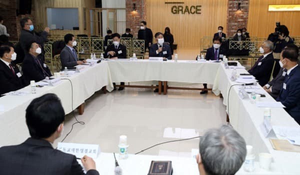문체부 장관, 교회에 사회적 거리두기 동참 협조 요청