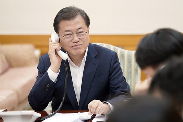 한·미정상 23분간 통화…트럼프 “한국 코로나19 대응 굉장히 잘하고 있다”