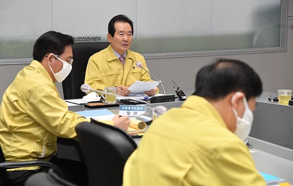 정세균 총리, 의료진 가장 먼저 보호돼야…감염 재발 않도록 최대한 노력