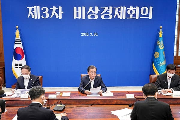 문재인 대통령 “소득 하위 70%, 4인가구 기준 100만원 긴급재난지원금”