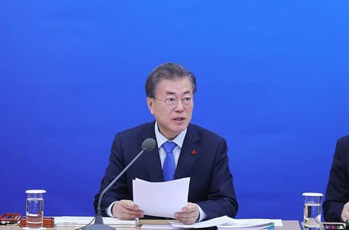 문재인 대통령 “방역 모범국가 됐듯 치료제·백신 개발도 앞서가야”