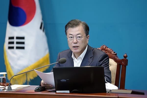 문재인 대통령 “‘경제 중대본 체제’ 가동 준비…비상경제대응 강화”