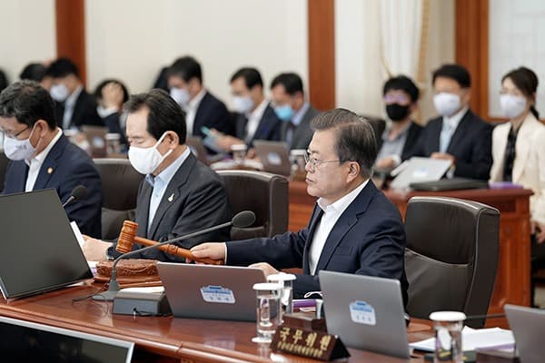 문재인 대통령 “경제 전시 상황…3차 추경안 실기 안돼”