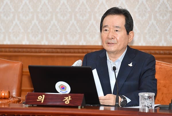 방역, 긴장의 끈 놓지 말아야…경제살리기에도 집중
