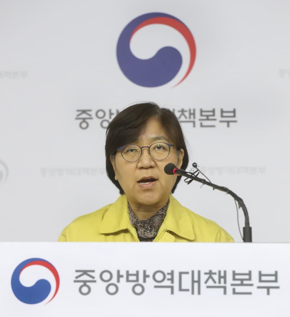정은경 중앙방역대책본부장 “감염시 가까운 사람에 더 피해 줘…꼭 검사 응해야”