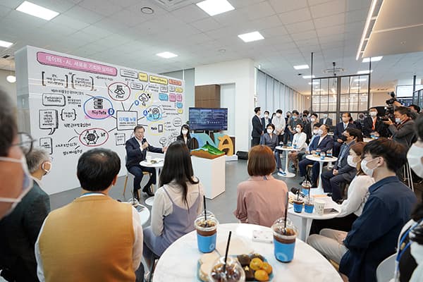 문재인 대통령, 춘천 데이터·AI 전문기업 찾아…한국판 뉴딜 첫 현장방문