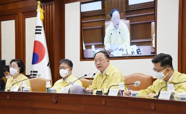 홍남기 부총리 비상경제 중대본 회의…“7월부터 기간산업 협력업체에  5조원 대출”