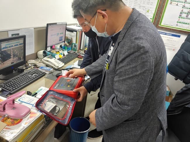 사람 살리는 AED(자동심장충격기)! 설치된 아파트 3곳 중 1곳은 ‘고장’