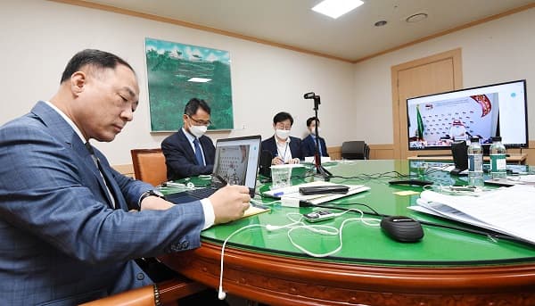 홍남기 부총리 “세계경제 회복위해 방역·경제 균형 둬야”