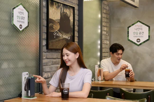 엔제리너스 4개점에 LG 퓨리케어 미니 비치한 1인 좌석 마련