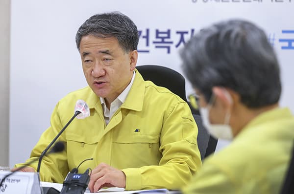 박능후 복지부 장관 “어디서나 감염될 수 있다…사회적 거리두기 강력 실천 요청”