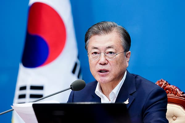 문재인 대통령 “경제·방역에 범정부적 비상대응 필요”
