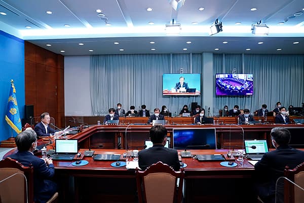 특별세액감면 적용 기한 2022년 말까지 2년 연장…대통령 “코로나 극복 의미”