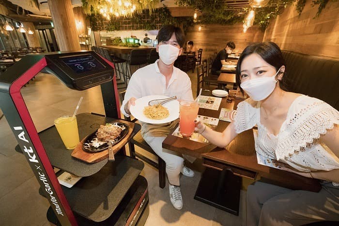 메드포갈릭에서 AI 서빙로봇 상용화 위한 시범 서비스
