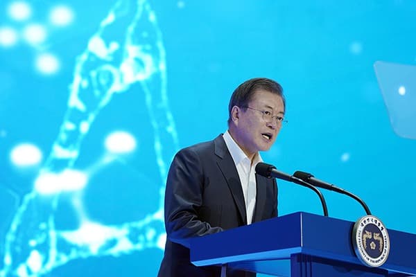 문재인 대통령 바이오산업 현장방문…“생산기지를 넘어 바이오산업 강국으로 도약할 것”