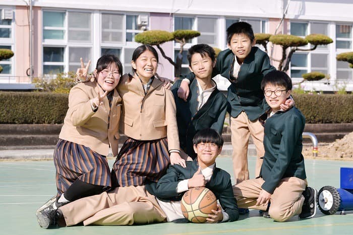 한복교복 입고 등교하는 학생들...16개 중·고등학교 2,308명 착용