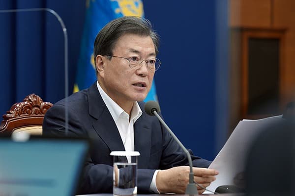 문재인 대통령 “선별진료소 야간 및 휴일 운영 확대·대규모 드라이브스루 운영 등도 지시"