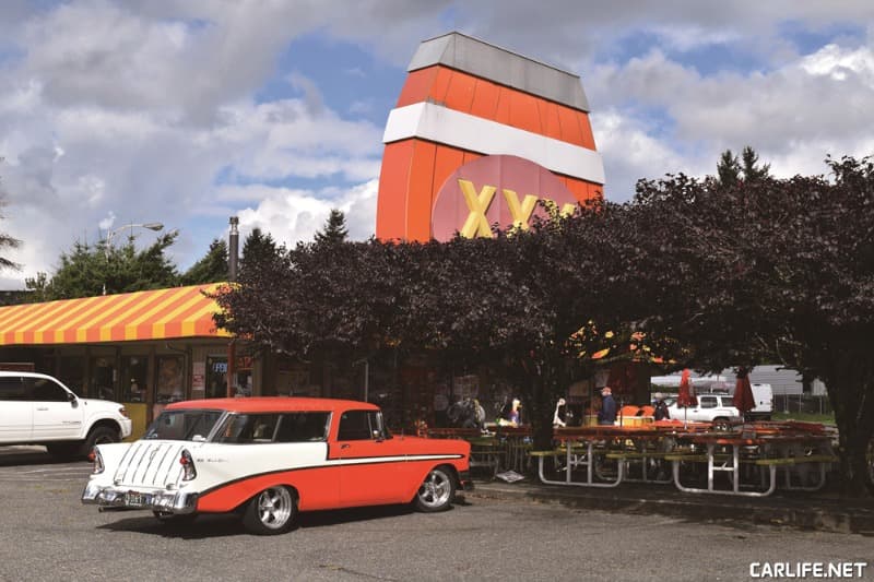 클래식카들이 모이는 50년대 분위기의 핫스폿, Triple XXX Root Beer Drive-in
