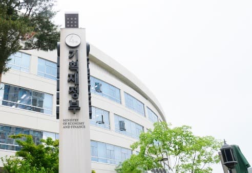 KDI 긴급재난지원금 효과, 신용·체크카드 매출액 4조원 늘어…민간소비회복 기여