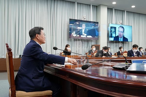 문재인 대통령, 모더나 CEO와 27분간 화상통화 ‘2000만명분 백신 2분기부터 공급’ 합의