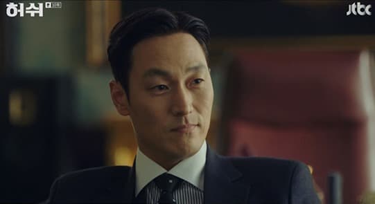 '허쉬' 김재철, '여유+서늘한 미소' 분위기 장악하는 강렬 존재감