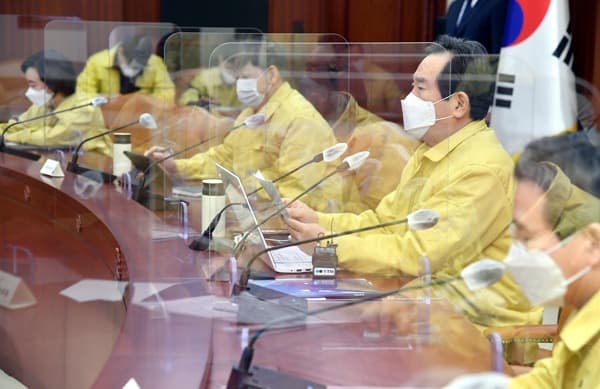 자영업자·소상공인 영업 손실 지원책 제도화 검토