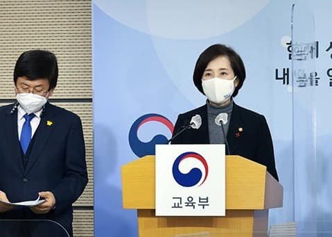 유·초1∼2학년, 2단계까지 매일 등교...개학·수능 연기 없다.