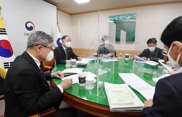2분기 연속 분배악화 상황 엄중 인식…피해 계층 더 두텁고 넓게 지원