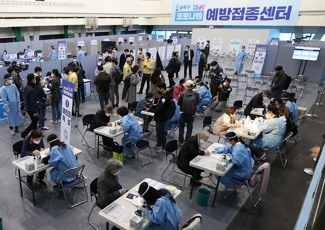 AZ백신 60세 미만 접종 보류…혈전 발생 연관성 검토결과 확인 후 추진