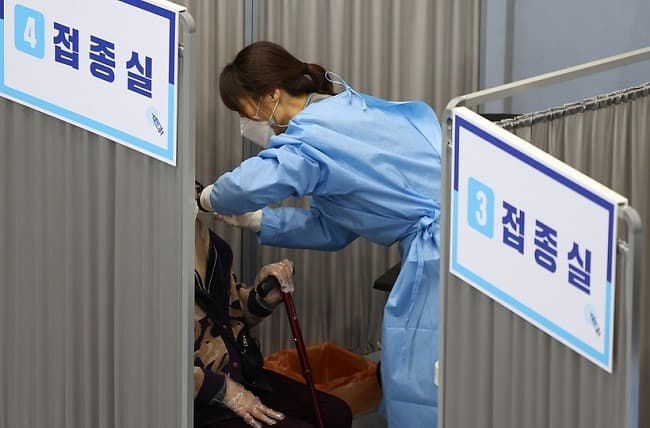 방역당국 “사망 예방 100%...어르신 예방접종 효과 85% 이상”