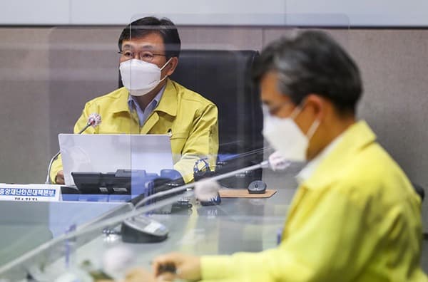 정부 “신규 확진자 600명대 변이 바이러스 예의주시…백신접종 참여 부탁”