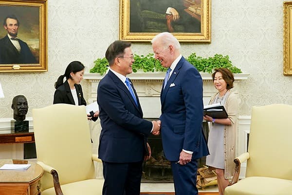 美 일간지, 문재인 대통령 리더십 극찬…“조용하지만 성숙하고 효과적”
