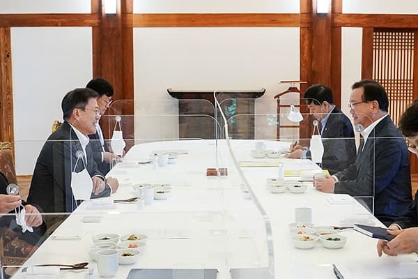 문재인 대통령 “공직자 일탈행위 무관용 원칙으로 공직기강 바로 설 수 있도록 일벌백계”