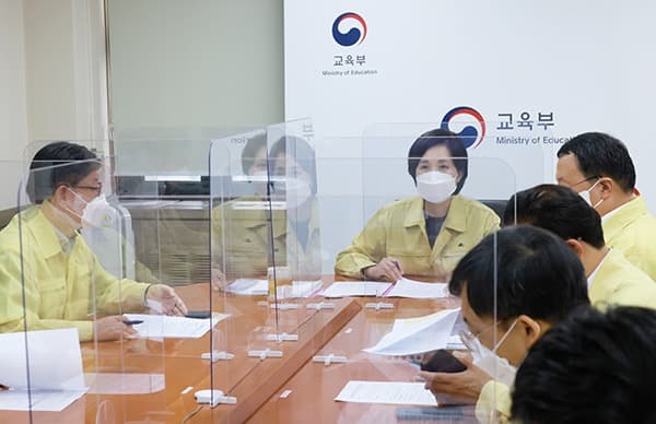 초등·유치원 돌봄은 운영... 수도권 학교 방학 전까지 원격수업