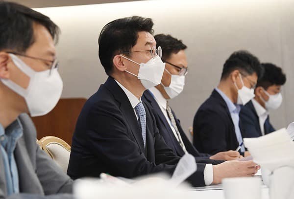 기재부 차관 “코로나19 방역조치 강화로 고용 어려움 확대 우려” 