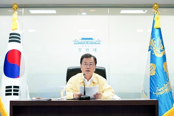 문재인 대통령 “확산세 중대 기로…비수도권 3단계 일괄 상향”