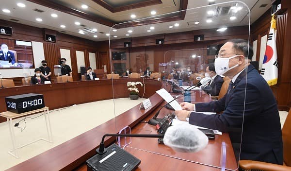 “내년 반도체·미래차·바이오헬스에 5조 이상 재정지원” 홍 부총리